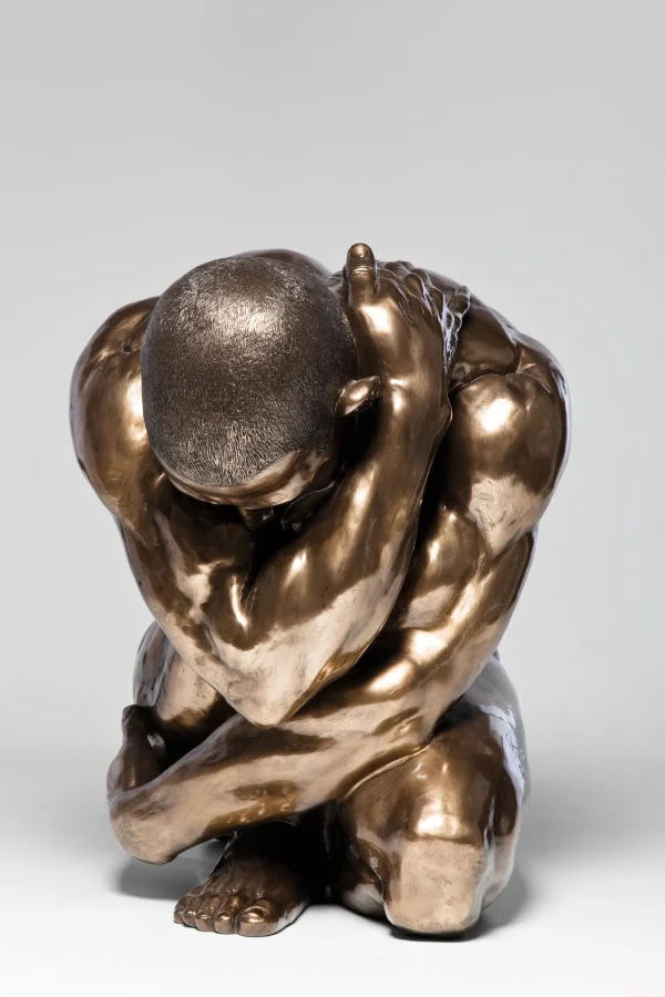 Figura Decorativa Nude Man Hug Bronzeo 54cm - KARE