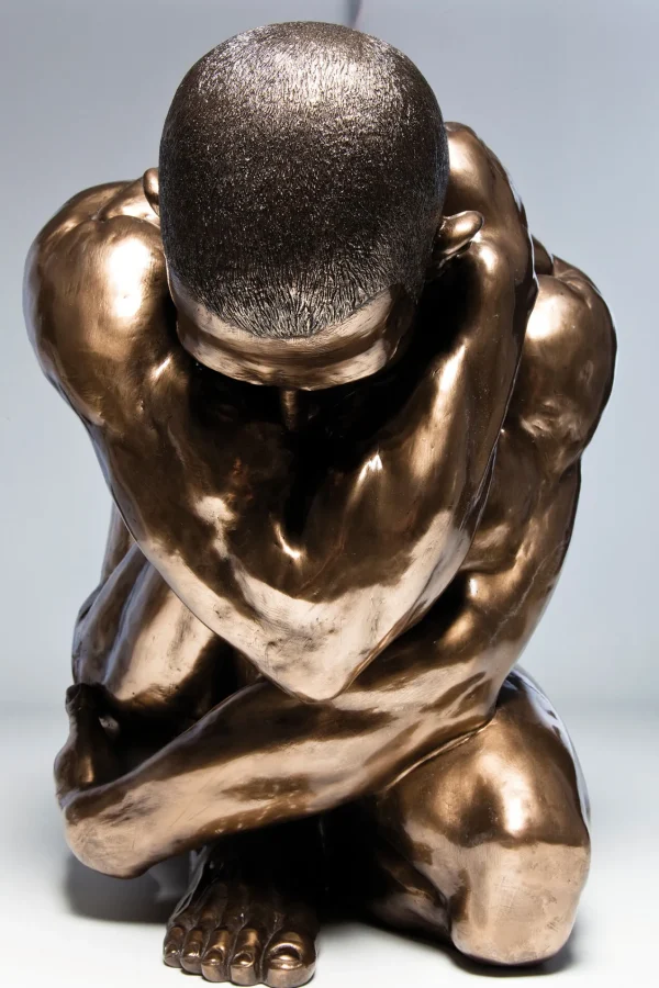 Figura Decorativa Nude Man Hug Bronzeo 54cm - KARE
