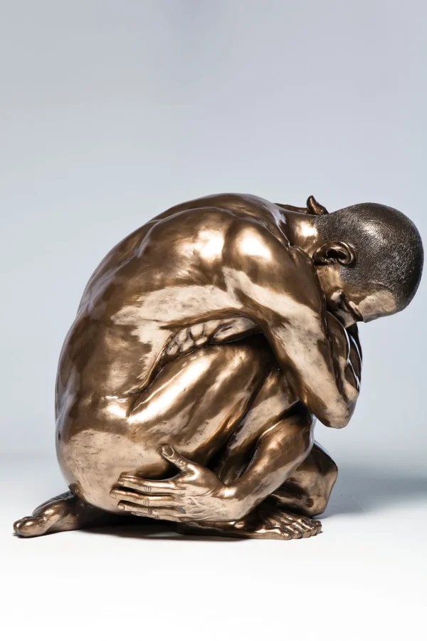 Figura Decorativa Nude Man Hug Bronzeo 54cm - KARE