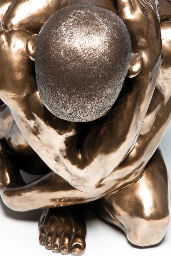 Figura Decorativa Nude Man Hug Bronzeo 54cm - KARE