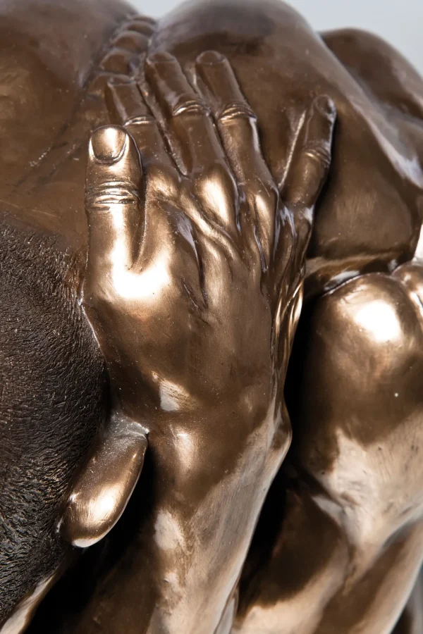 Figura Decorativa Nude Man Hug Bronzeo 54cm - KARE