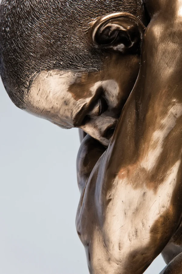 Figura Decorativa Nude Man Hug Bronzeo 54cm - KARE