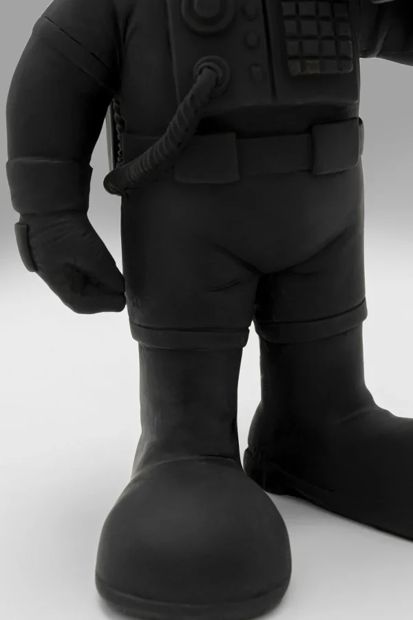 Figura decorativa Welcome Astronaut nero 27cm - KARE