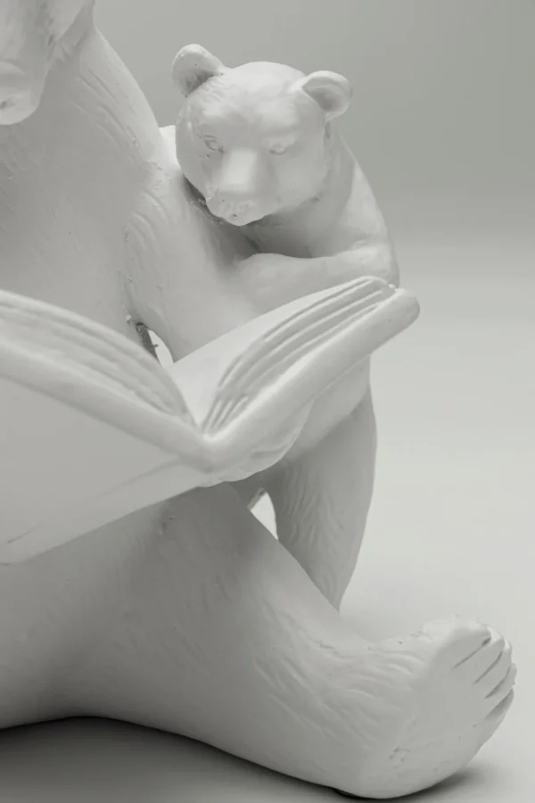 Statuetta decorativa con orsi da lettura in greige - KARE