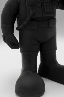 KARE Design Figura decorativa Welcome Astronaut nero 27cm - KARE></noscript> Statuette Decorative